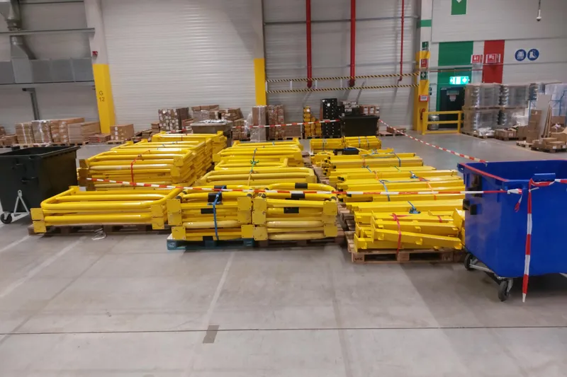 Angelieferte Geländerelemente vor der Montage in einer Halle