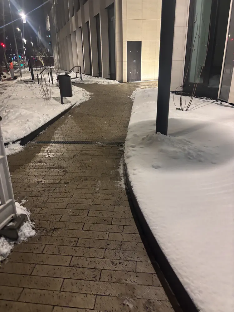 Geräumter und gestreuter Zugang an einem betreuten Objekt